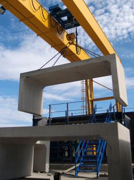 2) Serving a new casting floor of 2,400 square metres, the two new cranes are used for mould positioning, casting, de-moulding and handling precast units.